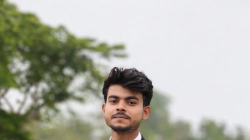 **নিজস্ব প্রতিবেদক | হালুয়াঘাট** নিজের আপন চাচাতো ভাইয়ের উপকার করতে গিয়ে উল্টো মিথ্যা অপবাদ ও গভীর ষড়যন্ত্রের শিকার হয়ে বর্তমানে নিজ বাড়ি ছেড়ে যাযাবরের মতো জীবন কাটাচ্ছেন স্থানীয় ব্যবসা প্রতিষ্ঠান **‘ইফতি কম্পিউটার্স’**-এর মালিক মেহেদী হাসান রাকিব। হালুয়াঘাট উপজেলার খন্ডল গ্রামে এই ঘটনাটি ঘটেছে। ### **ঘটনার বিবরণ** ভুক্তভোগী রাকিবের দাবি অনুযায়ী, তার চাচাতো ভাই মোঃ শওকত হোসেন সাগরকে (পিতা: মোঃ জিয়া) বিভিন্নভাবে সহযোগিতা করতে গিয়েই তিনি বিপদে পড়েন। অতি সম্প্রতি রাকিবের কয়েকজন চাচা, চাচি এবং দাদি মিলে তার বিরুদ্ধে পরিকল্পিতভাবে মিথ্যা প্রচার শুরু করেন। তারা রাকিবের বাবার কাছে অভিযোগ করেন যে, রাকিব সাগরকে মারধর করেছেন এবং তার মোবাইল ফোন ভেঙে ফেলেছেন। ### **সম্পত্তির লোভে সুক্ষ্ম চাল** মেহেদী হাসান রাকিব জানান, এই ভিত্তিহীন অভিযোগের পেছনে রয়েছে পারিবারিক সম্পত্তির লোভ। তিনি বলেন: > "আমার বাবার আর্থিক অবস্থা ও সম্পত্তি অন্য চাচাদের তুলনায় বেশি। আমি বাবার একমাত্র ছেলে এবং একমাত্র উত্তরাধিকারী। তারা মনে করছে আমাকে যদি মিথ্যা অপবাদ দিয়ে বাড়ি থেকে বের করে দেওয়া যায়, তবে আমার বাবার সম্পত্তি ও টাকা-পয়সা ভোগদখল করার পথ তাদের জন্য পরিষ্কার হবে।" > ### **যাচাই না করেই বাবার কঠোর সিদ্ধান্ত** রাকিবের অভিযোগ, তার বাবা ঘটনার সত্যতা যাচাই না করেই তার ভাই, ভাবি ও মায়ের (চাচা-চাচি ও দাদি) প্ররোচনায় প্রলুব্ধ হয়ে তাকে বাড়ি থেকে বের করে দিয়েছেন। কোনো প্রমাণ ছাড়াই শুধুমাত্র মৌখিক অভিযোগের ভিত্তিতে একজন প্রতিষ্ঠিত তরুণ উদ্যোক্তাকে এভাবে গৃহহীন করায় এলাকায় চাঞ্চল্যের সৃষ্টি হয়েছে। বর্তমানে নিরাপত্তাহীনতায় থাকা রাকিব এই মিথ্যা অপবাদ থেকে মুক্তি এবং ষড়যন্ত্রকারীদের মুখোশ উন্মোচন করতে প্রশাসনের দৃষ্টি আকর্ষণ করেছেন। তিনি মনে করেন, সঠিক তদন্ত হলে তার বিরুদ্ধে আনা মারধর ও ভাঙচুরের অভিযোগ সম্পূর্ণ মিথ্যা প্রমাণিত হবে।