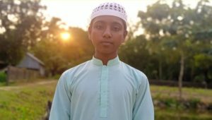 হালুয়াঘাটে মাদ্রাসাছাত্র নিখোঁজ, সন্ধান চায় পরিবার ময়মনসিংহের হালুয়াঘাট উপজেলায় নাবিল হাসান নামে এক মাদ্রাসাছাত্র নিখোঁজ হওয়ার ঘটনা ঘটেছে। এ ঘটনায় পরিবার ও স্বজনদের মধ্যে উদ্বেগ-উৎকণ্ঠা বিরাজ করছে। নিখোঁজ নাবিল হাসান মোঃ মজিবুর রহমানের সন্তান । নিখোঁজ নাবিল হাসান যাদুকুড়া দারুল উলুম আদর্শ মাদ্রাসা-এর হিফজ বিভাগের ছাত্র। জানা যায়, গতকাল বাড়ি থেকে মাদ্রাসায় যাওয়ার পথে সে নিখোঁজ হয়। এরপর থেকে তার কোনো খোঁজ পাওয়া যাচ্ছে না। নাবিলের বাড়ি উপজেলার রুস্তমপুর গ্রামে। সম্ভাব্য সব স্থানে খোঁজ নেওয়া হলেও এখনো তার সন্ধান মেলেনি বলে জানিয়েছে পরিবার। নিখোঁজের বিষয়ে কেউ কোনো তথ্য পেলে দ্রুত যোগাযোগ করার জন্য পরিবারের পক্ষ থেকে অনুরোধ জানানো হয়েছে। যোগাযোগ নম্বর: ০১৯৩৫৯৬৯৯২৭, ০১৮১০৮৭৬১৫২। পরিবারের সদস্যরা সবার সহযোগিতা কামনা করেছেন এবং নাবিলকে দ্রুত খুঁজে পেতে সংশ্লিষ্ট সবার দৃষ্টি আকর্ষণ করেছেন।