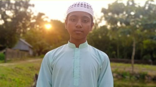 হালুয়াঘাটে মাদ্রাসাছাত্র নিখোঁজ, সন্ধান চায় পরিবার ময়মনসিংহের হালুয়াঘাট উপজেলায় নাবিল হাসান নামে এক মাদ্রাসাছাত্র নিখোঁজ হওয়ার ঘটনা ঘটেছে। এ ঘটনায় পরিবার ও স্বজনদের মধ্যে উদ্বেগ-উৎকণ্ঠা বিরাজ করছে। নিখোঁজ নাবিল হাসান মোঃ মজিবুর রহমানের সন্তান । নিখোঁজ নাবিল হাসান যাদুকুড়া দারুল উলুম আদর্শ মাদ্রাসা-এর হিফজ বিভাগের ছাত্র। জানা যায়, গতকাল বাড়ি থেকে মাদ্রাসায় যাওয়ার পথে সে নিখোঁজ হয়। এরপর থেকে তার কোনো খোঁজ পাওয়া যাচ্ছে না। নাবিলের বাড়ি উপজেলার রুস্তমপুর গ্রামে। সম্ভাব্য সব স্থানে খোঁজ নেওয়া হলেও এখনো তার সন্ধান মেলেনি বলে জানিয়েছে পরিবার। নিখোঁজের বিষয়ে কেউ কোনো তথ্য পেলে দ্রুত যোগাযোগ করার জন্য পরিবারের পক্ষ থেকে অনুরোধ জানানো হয়েছে। যোগাযোগ নম্বর: ০১৯৩৫৯৬৯৯২৭, ০১৮১০৮৭৬১৫২। পরিবারের সদস্যরা সবার সহযোগিতা কামনা করেছেন এবং নাবিলকে দ্রুত খুঁজে পেতে সংশ্লিষ্ট সবার দৃষ্টি আকর্ষণ করেছেন।